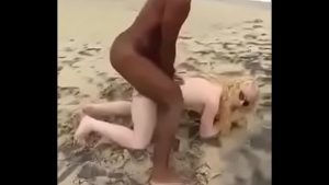 Em gái da trắng bị một thằng tây đen phang ngay bãi biển