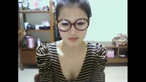 Cô gái Hàn Quốc dễ thương khoe vú trên webcam