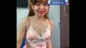 Em Linh Hà Nội show hàng trên webcam