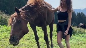 Dẫn chú ngựa hoang dã và anh bạn trai đi trải nghiệm sex ngựa