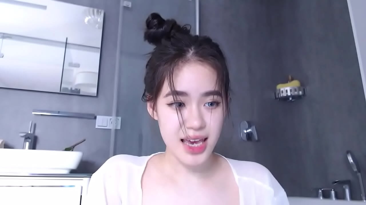 Em gái tự sướng móc lồn trong nhà tắm - VAILONXX